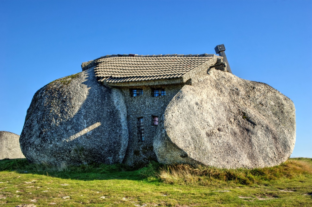 Что-то из Флинтстоунов: Дом-камень в Португалии