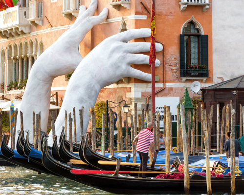 Руки Лоренцо Куинни в Венеции